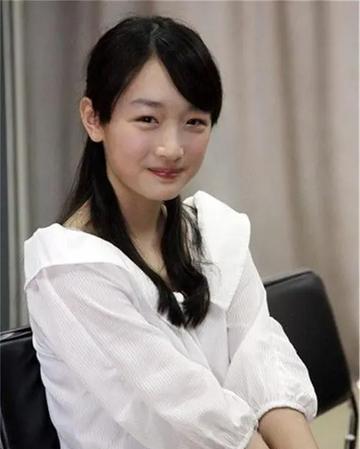 真人干瘦枯黄，荧屏上惊艳全场，这7位女星上镜前后反差巨大，来对比一下