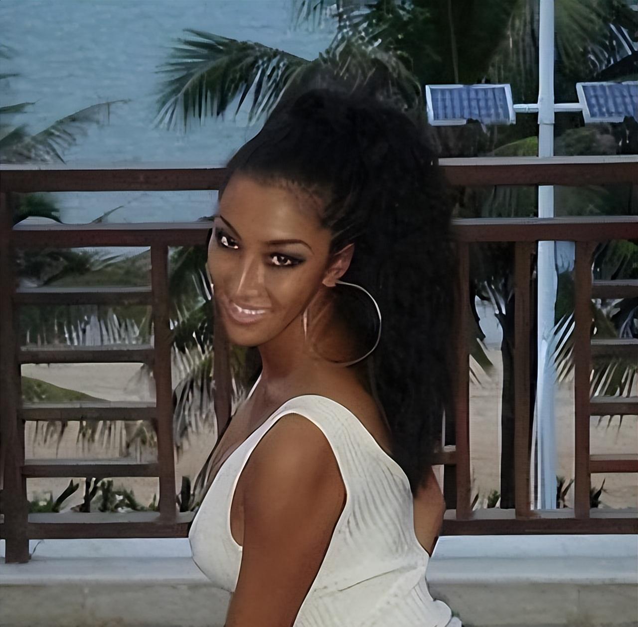 中国女歌手爱上外籍黑人,同居后被家暴至肛裂,如今39岁无人敢娶