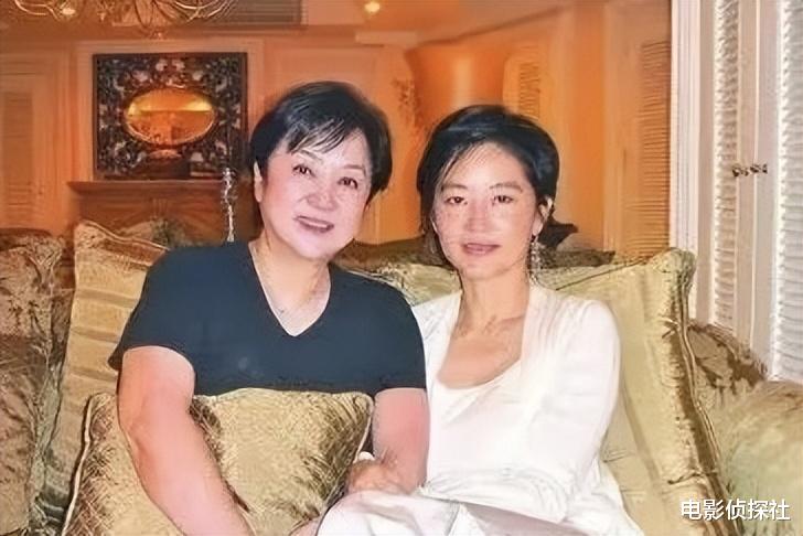 林青霞晚节不保?70岁甄妮自曝老公和林青霞同床,三人一起睡