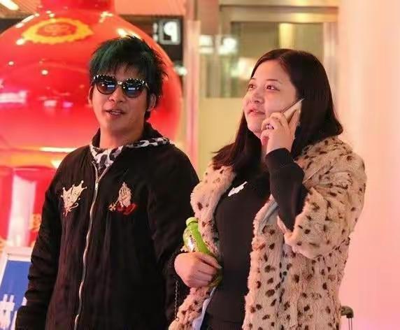 胡歌|胡歌老婆黄曦宁近照干练自信,胡歌却没有那么帅了