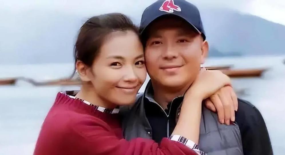 明星|表面是明星背后装皇帝,员工跪地帮其穿鞋,区区艺人这么威风?