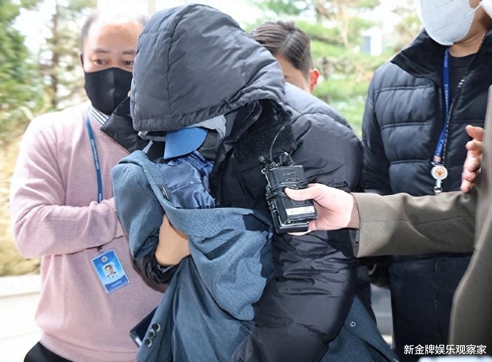 讹诈李善均3.5亿的夜店女露面，全程遮头遮脸，抱着孩子博同情？