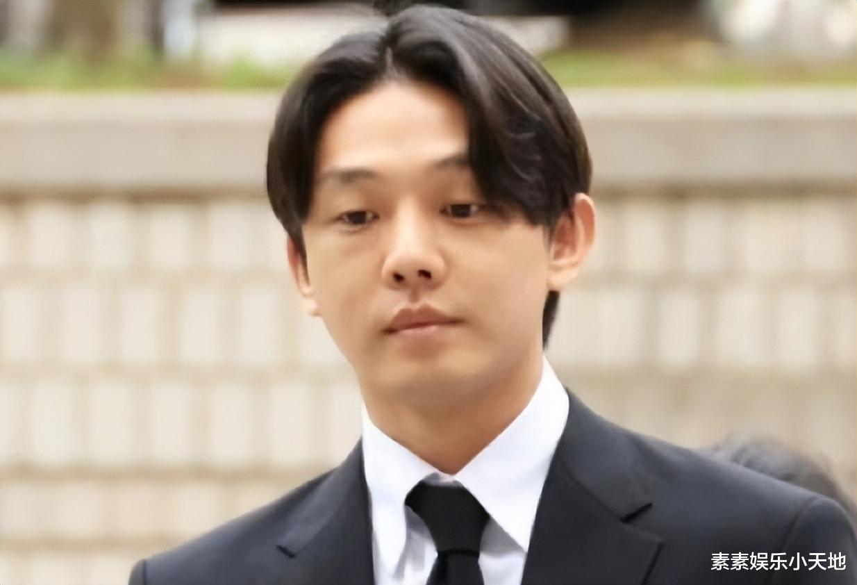 刘亚仁|刘亚仁被当众泼水,回头怒瞪泼水者,警员强力拦着他压制怒火