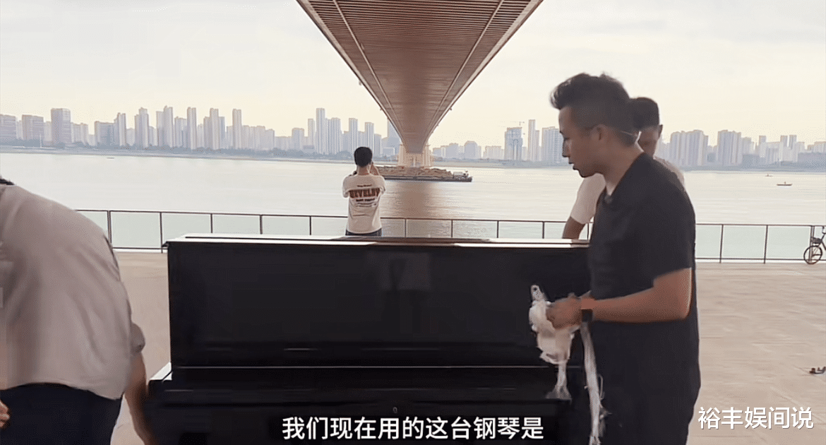 李玟追思会武汉举行！粉丝唱响《想你的365天》，汽笛声惹人泪目