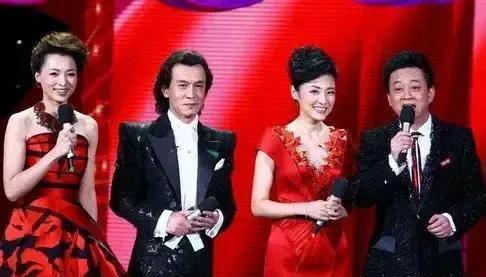 王嘉宁|29岁的王嘉宁官宣结婚，首次主持春晚被调侃为整容脸，气场不足