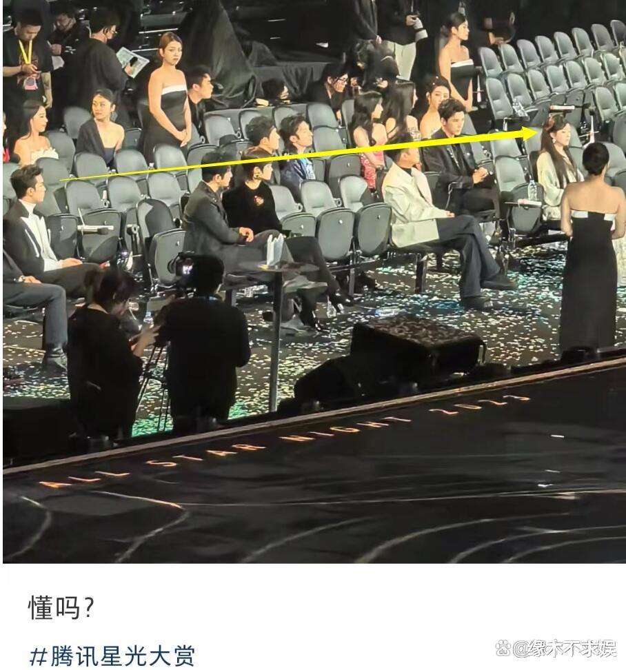 没放下？吴磊星光盛典多次偷瞄赵露思，眼神太酥，和看其他人不同