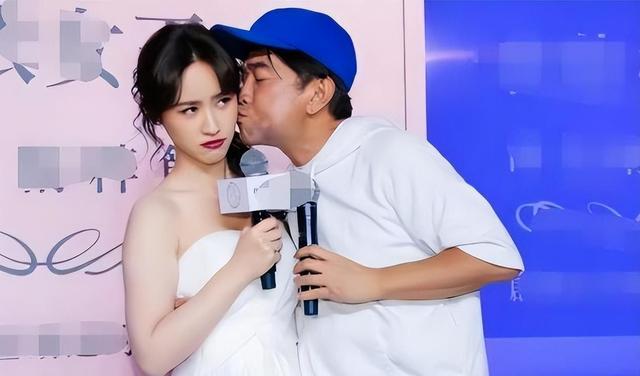 嘴对嘴接吻,当众强吻30岁女儿,没边界感的明星父母有多离谱?