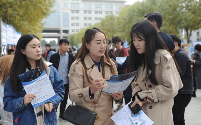 教师|中小学教师取消编制？部分地区改为参聘制后，近七成岗位招聘遇冷