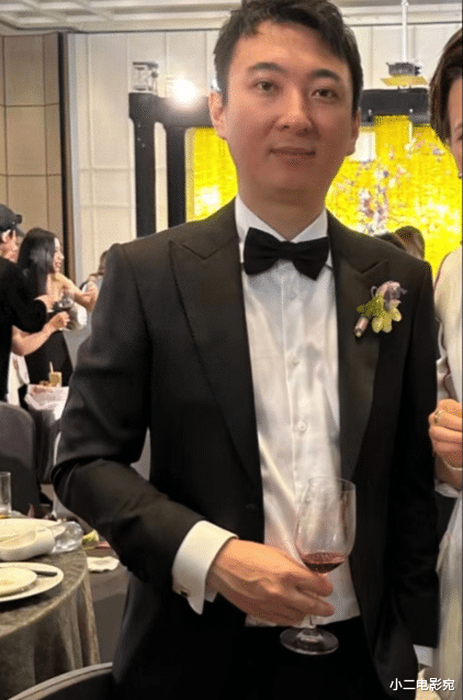 王思聪露面上海顶级酒会,身材消瘦被批胖头娃,和富婆合影显拘束