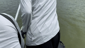 甩都甩不掉！浙江男子钓鱼钓到长蛇，无奈用船桨猛砸