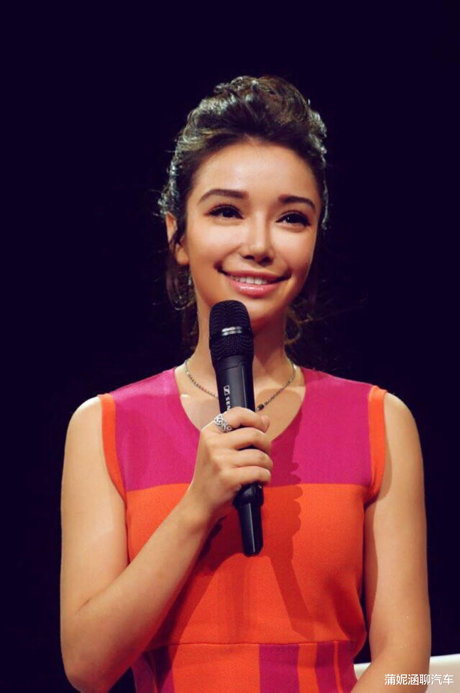 又一央视知名主持人辞职！染满头金发赴国外求学，化欧美妆大变样