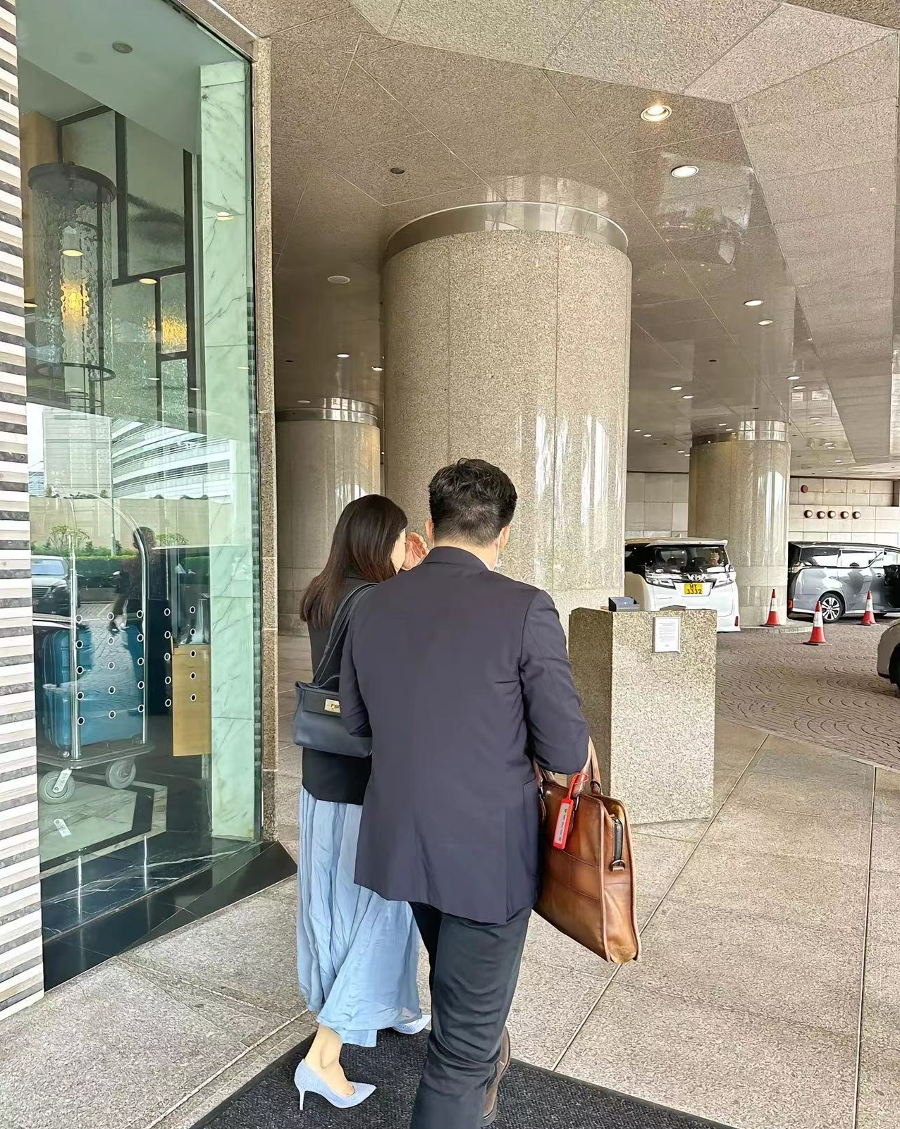 郭晶晶|郭晶晶拎8万爱马仕,踩高跟美到一眼认出,和老公出行亲民没架子