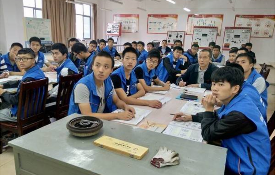 招聘|“9元一小时拧螺丝”，这就是职校的包分配，中专生哪有什么未来