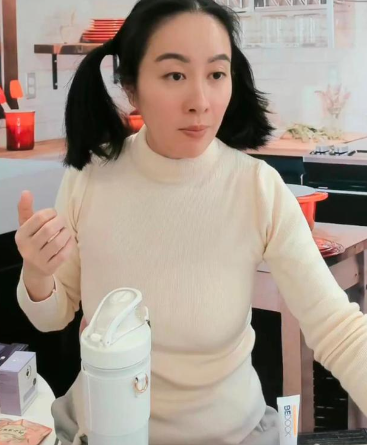 叶璇|43岁叶璇疑官宣新恋情,与知名男星靠头拍亲密照,宠溺称其是宝贝