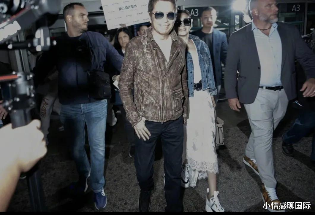 巩俐|巩俐穿万元牛仔褂去戛纳，手提3.8万包包太豪横，外国老公引热议