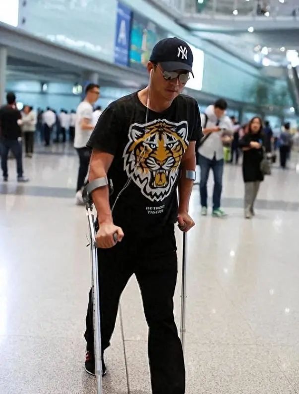 瞒了我们49年!原来他就是吴京的父亲,难怪儿子能大红大紫