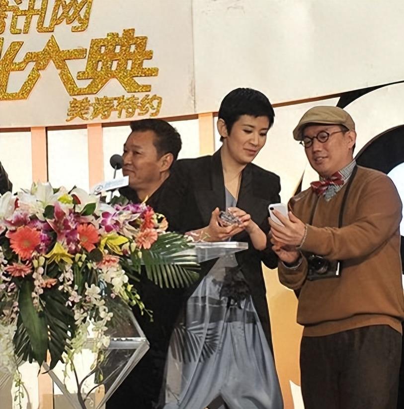 吴君如在香港街头可谓是赚足眼球！手拎30万高奢包，一头金发女人味十足