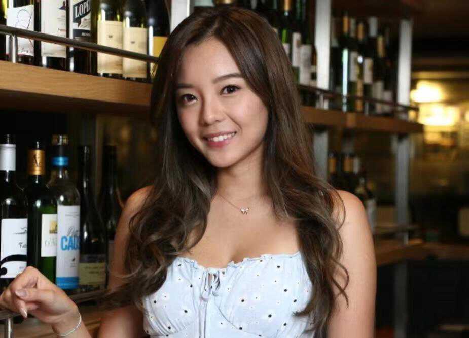 TVB甜美小花发文被指恨嫁！穿深V礼服秀身材，被指公开征婚