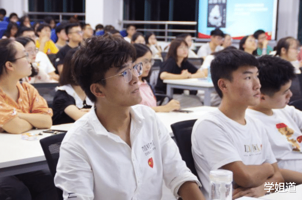 “爸爸陪我面试，他成了考官的心头好”，学生奇葩经历，笑不活了
