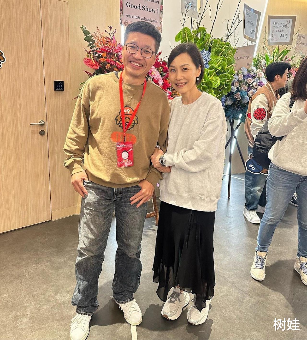 54岁彭羚现身林海峰演唱会,打扮素朴皱纹明显,状态真实优雅老去