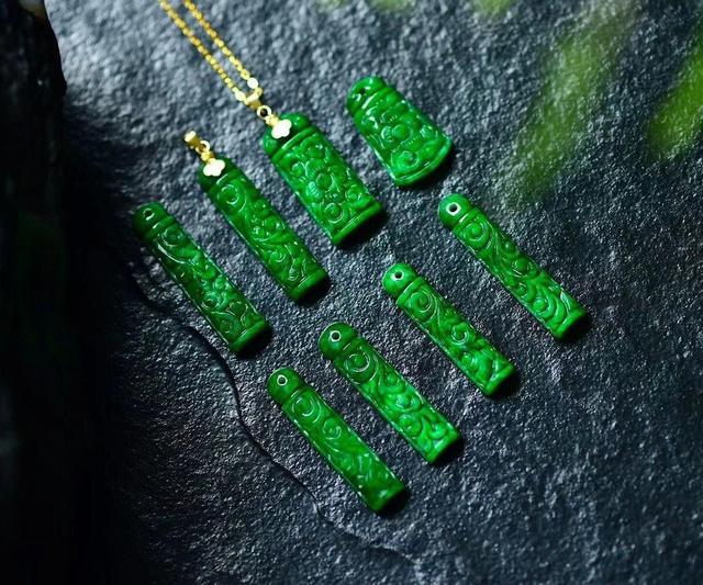 翡翠|什么是干青翡翠?干青翡翠值得入手吗?购买干青翡翠要注意什么?