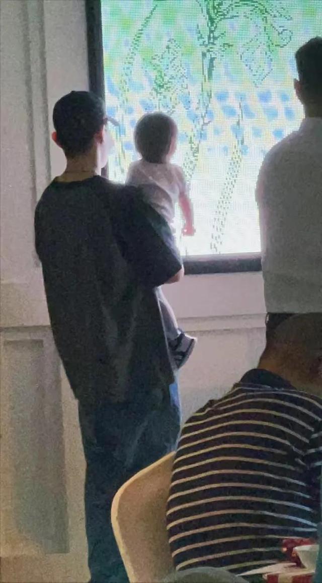 邓伦近况,发福认不出,开火锅店谋生,被曝隐婚生女遭圈内人疏远