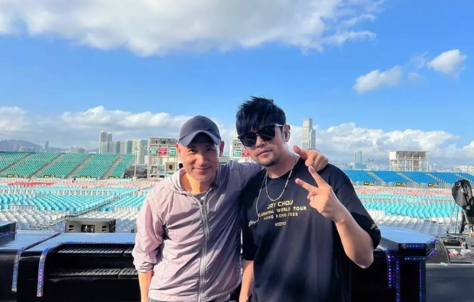 |周杰伦香港开演唱会,港星送英文花篮被骂,只有2人写中文