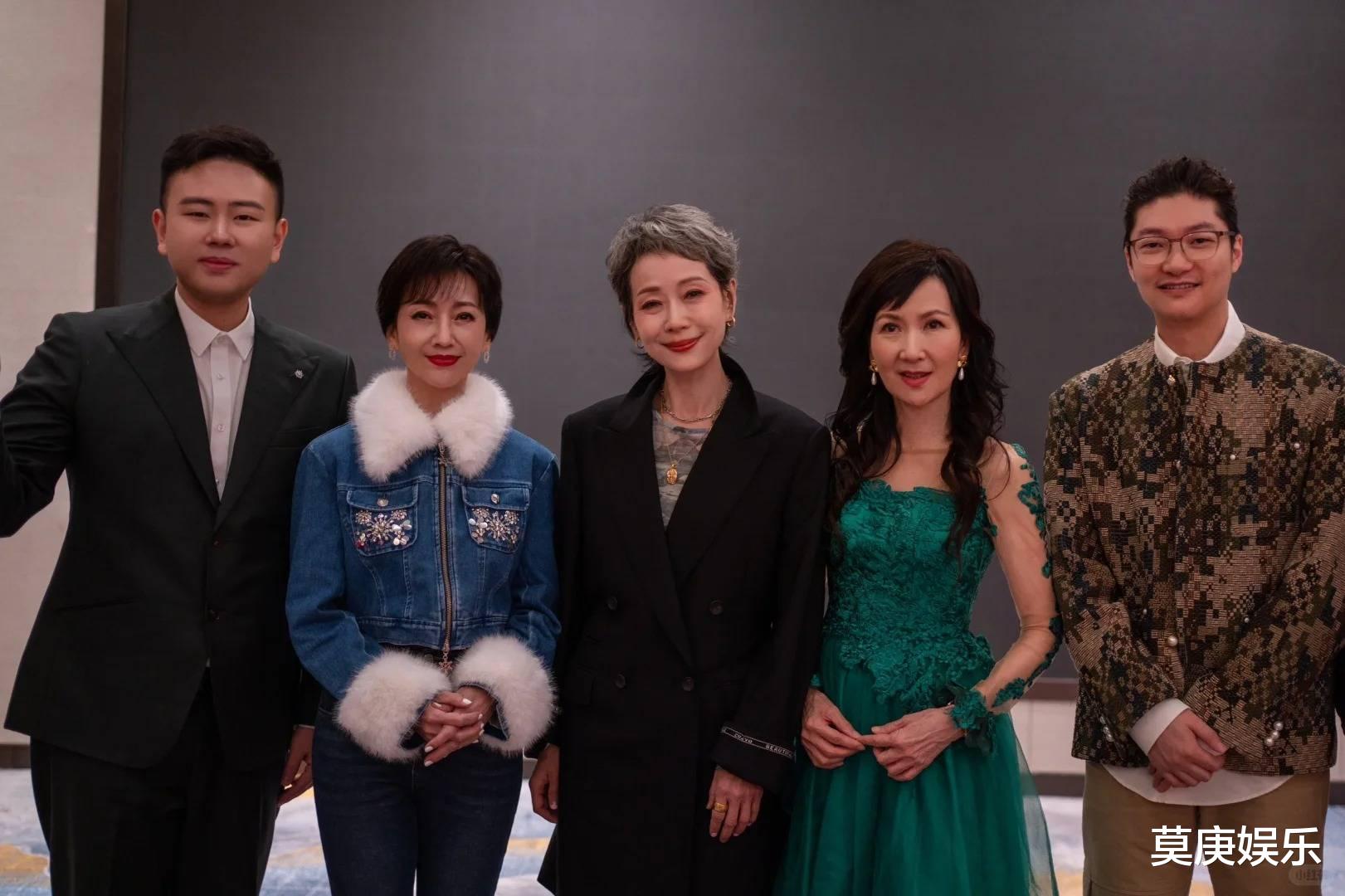 赵雅芝叶童陈美琪聚餐,赵雅芝像少女,叶童满头白发,陈美琪拘谨