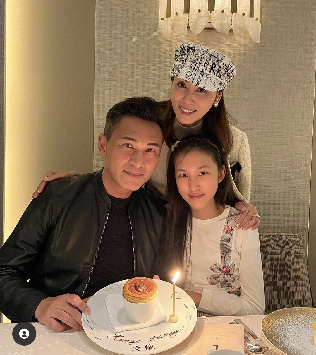 郭可盈晒迪拜沙漠度假照,和林文龙甜蜜接吻,13岁女儿亭亭玉立