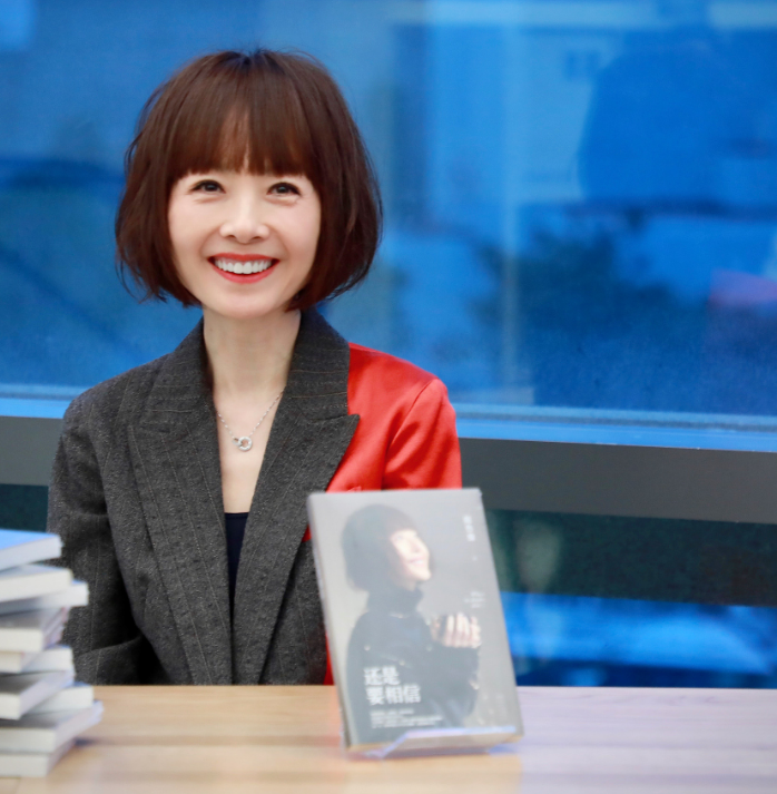 陈鲁豫现身意大利，头身比例怪异，称从不吃主食