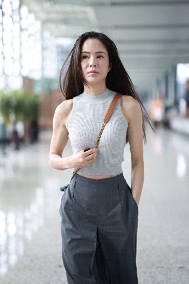 李若彤机场造型好大胆!素颜妆不化就出门,穿修身背心不像57岁人