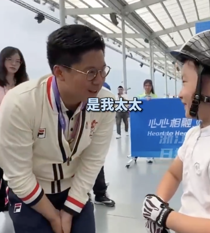 霍启刚被萌娃夸女朋友很厉害，慌张解释：说清楚不是女朋友是太太