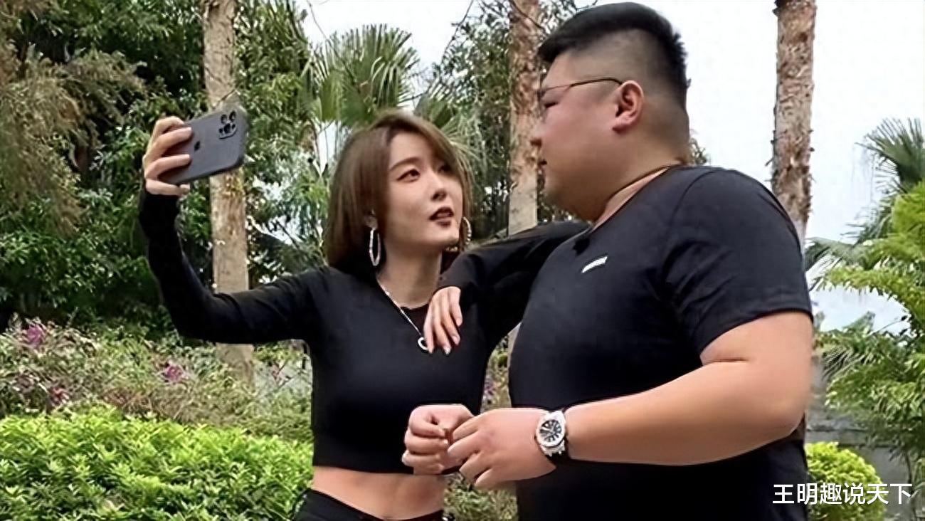 一周掉粉100w,贱卖妻子化妆品,豪车仅卖7000,起底猴哥的翻车路