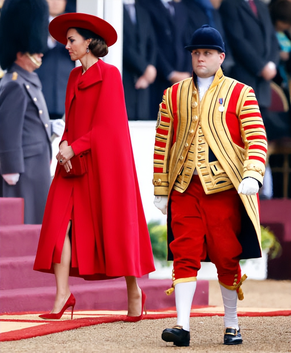 访英第二天韩国夫人终于放招！出席伦敦市长晚宴，白裙配斗篷超仙