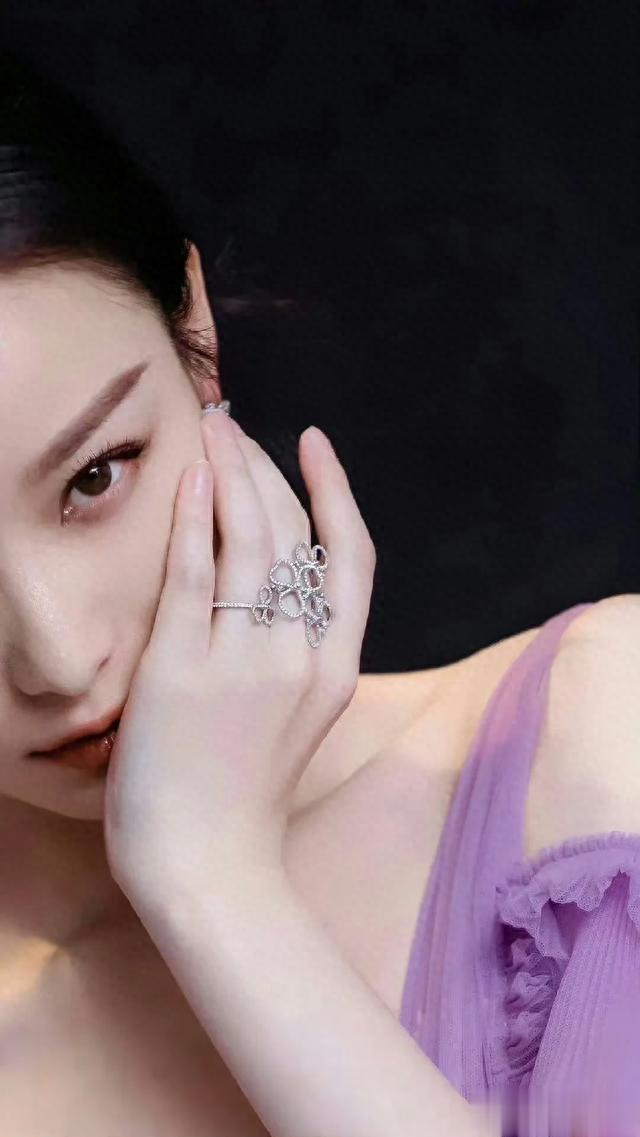 倪妮写真——尝尽人间疾苦,还要拼命留下温柔。