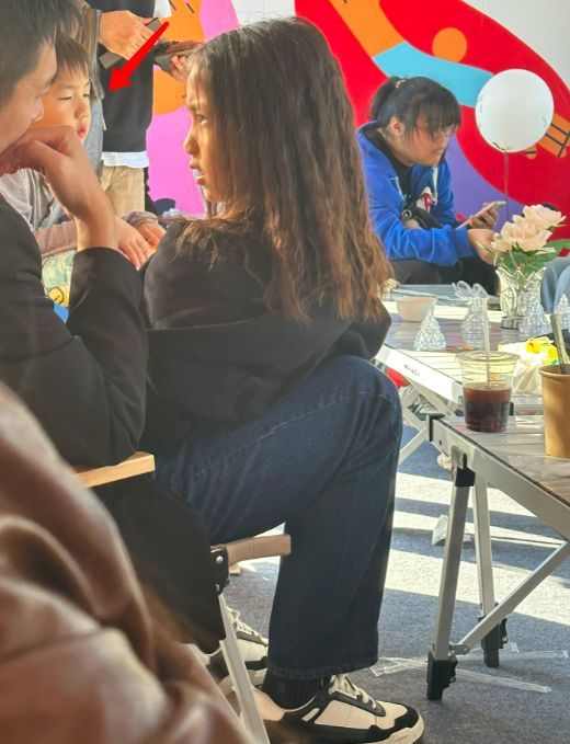 黄磊6岁儿子首次被偶遇,气质阴郁,姐姐坐在异性腿上被他无视