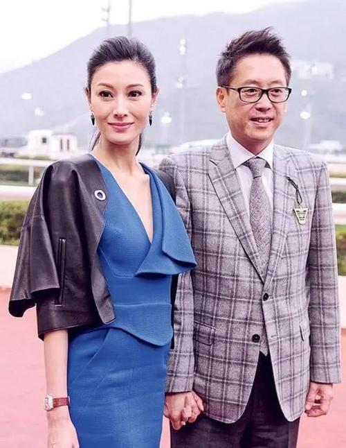 许晋亨|61岁许晋亨带娇妻过情人节!小8岁李嘉欣肤白貌美,同框似父女