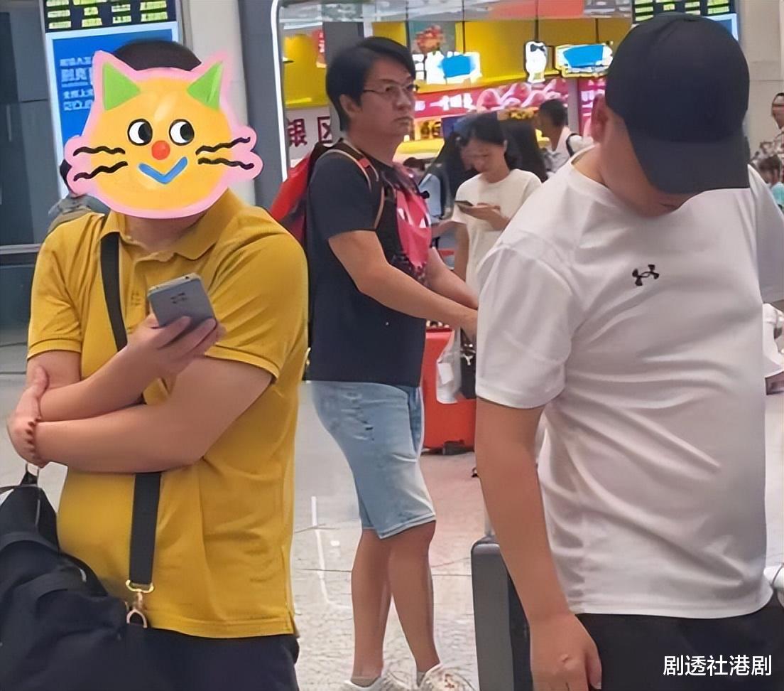 亚视前当家小生近况曝光！现身酒吧商演唱歌破音，被曝出场费5万