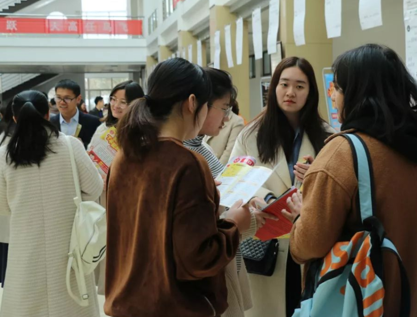 大学生|是招聘还是讽刺?7000多家央国企开启春招,大学生表示心酸和无奈