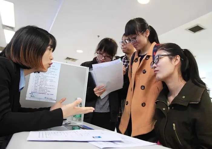 求职|两名本科生找工作碰壁，怒撕毕业证引争议：能力不行别怪学历