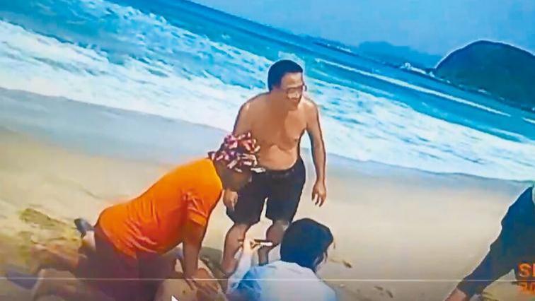 张震岳海边救人，55岁男子溺水离世，英勇画面感动众人