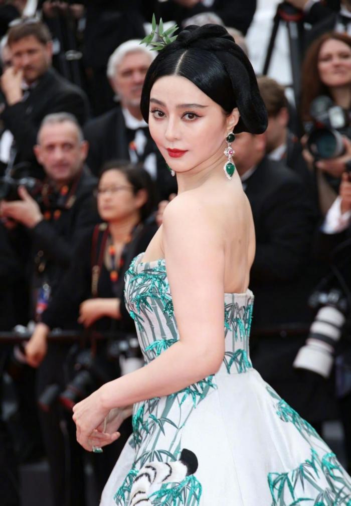 范冰冰穿"猛虎"走戛纳红毯!