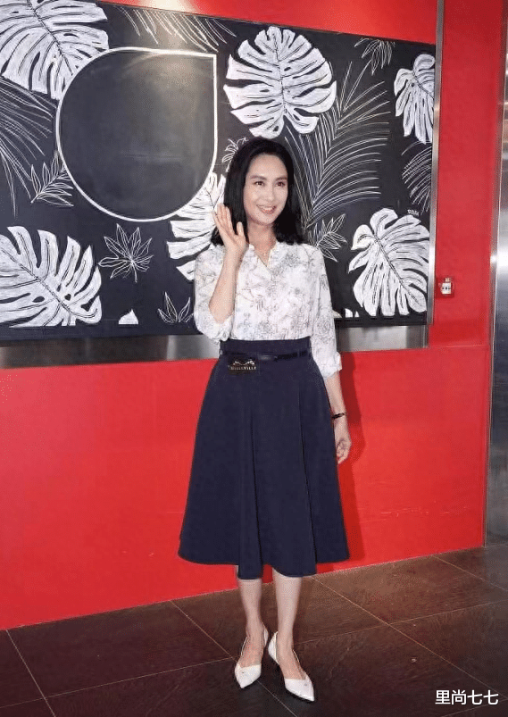 朱茵也发腮了，久违露面大变样，妇女主任打扮暴露粗腰肚子大