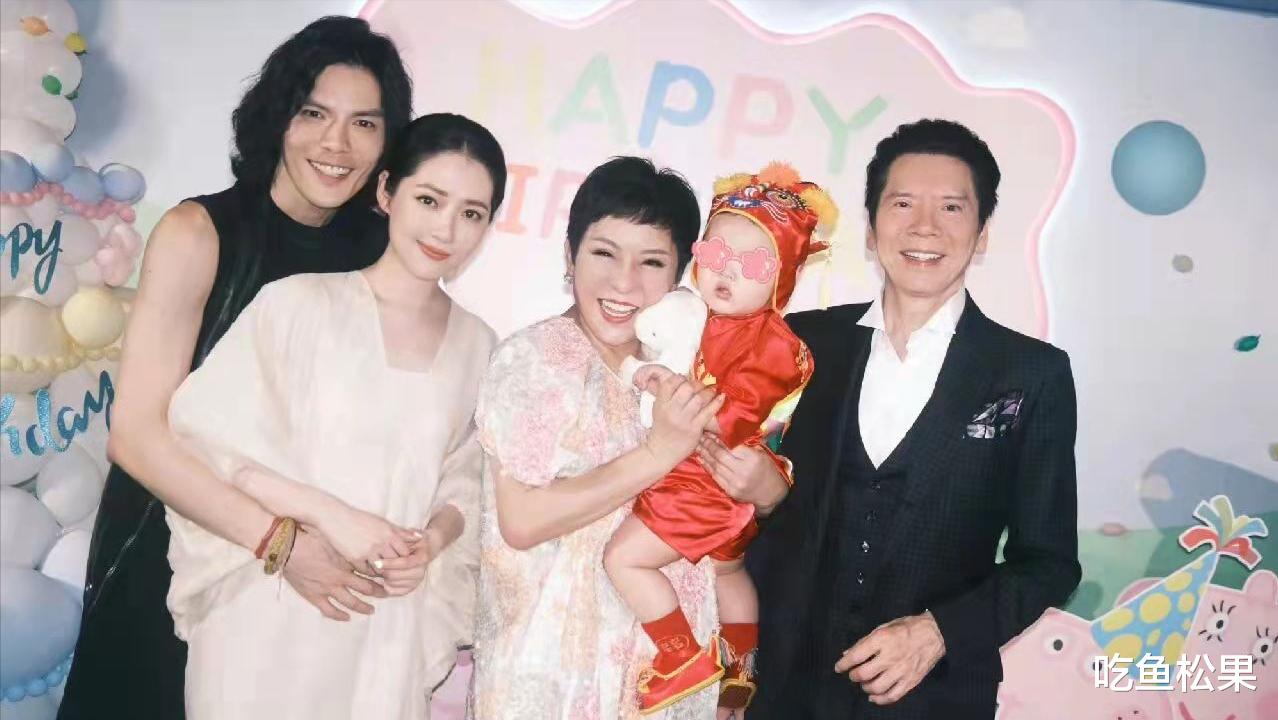 |向佐郭碧婷为二胎办周岁宴,向太心情特别好!穿亲子装场面温馨