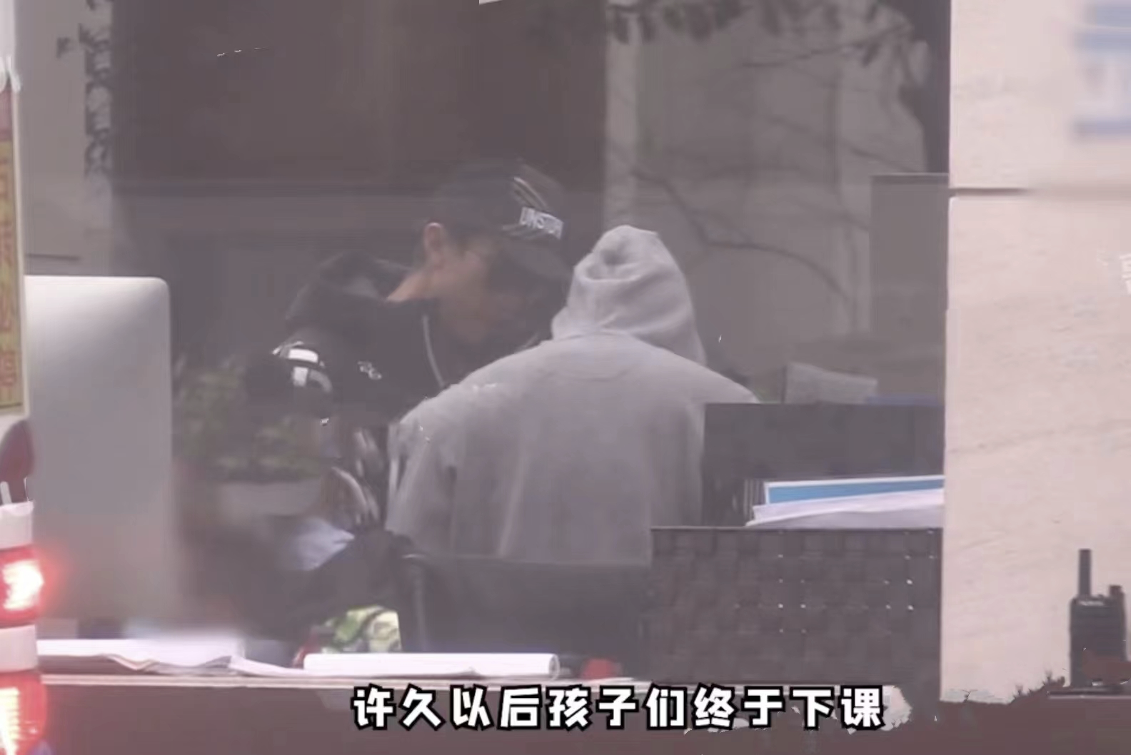 吴尊|吴尊陈小春接孩子放学,在校门口热聊,9岁Jasper和Max身高瞩目