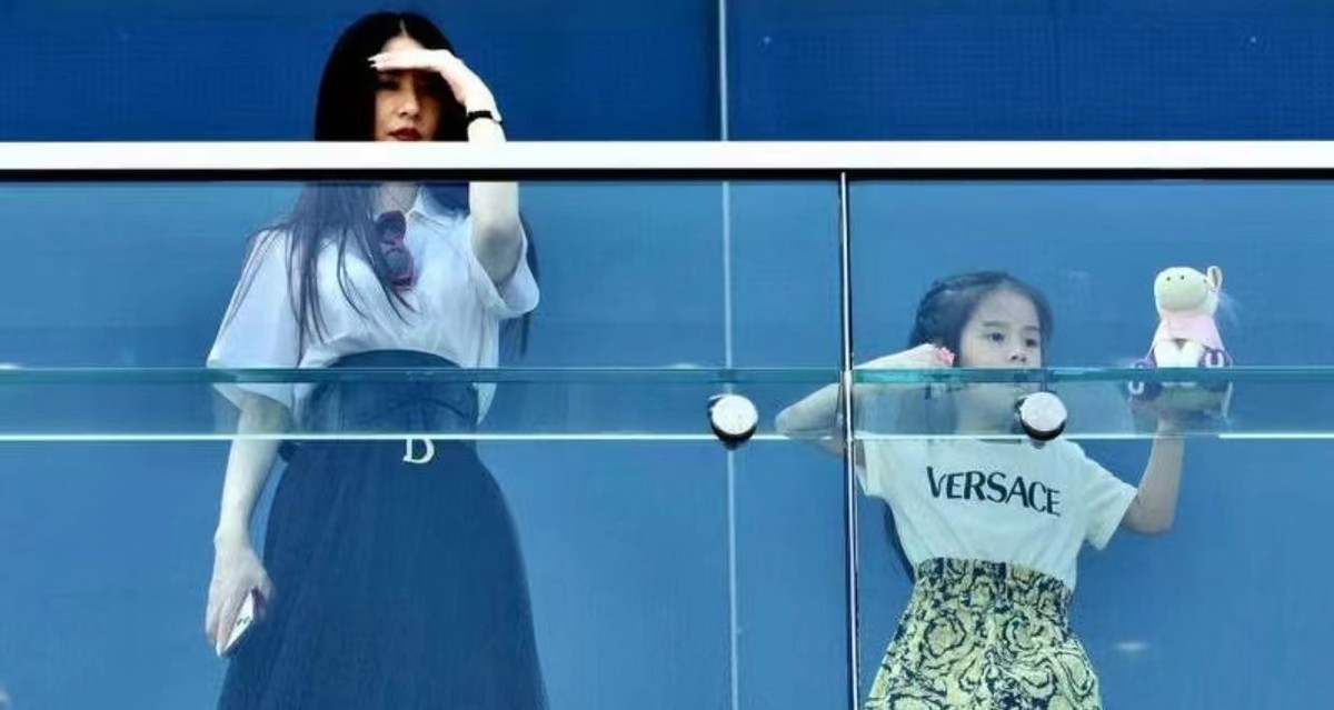 |郭富城首次带女儿公开亮相!妹妹比姐姐好看,被夸“漂亮到极点”