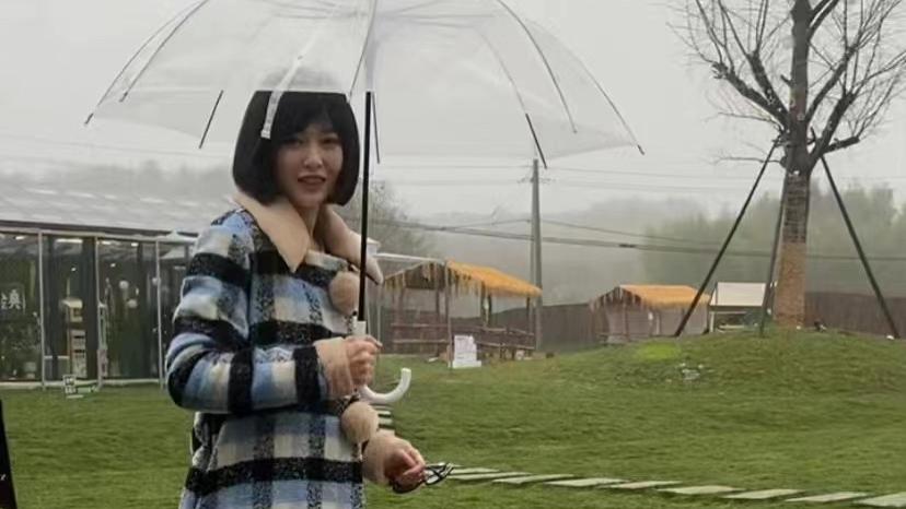 唐嫣 唐嫣《我们的客栈》短发路透，波波头搭格子大衣，甜美又减龄！