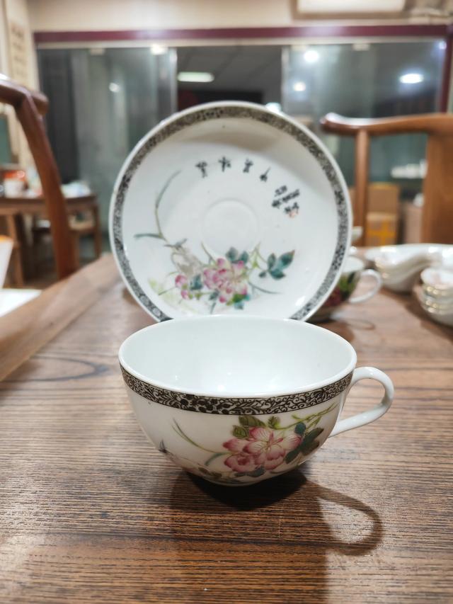 瓷器上的芙蓉花