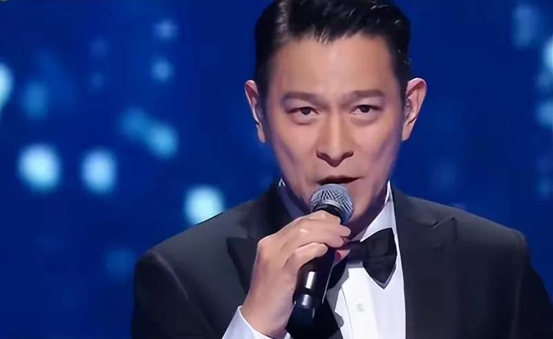 大湾区晚会:张柏芝绝美,李宇春跑调,徐小凤开全麦,港星赢麻了