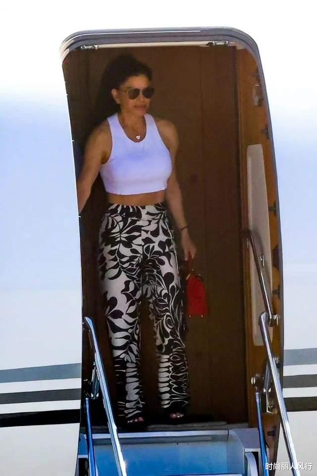 穿衣搭配|贝索斯把53岁女友宠成女王！开私人飞机秀恩爱，女友露脐装辣翻